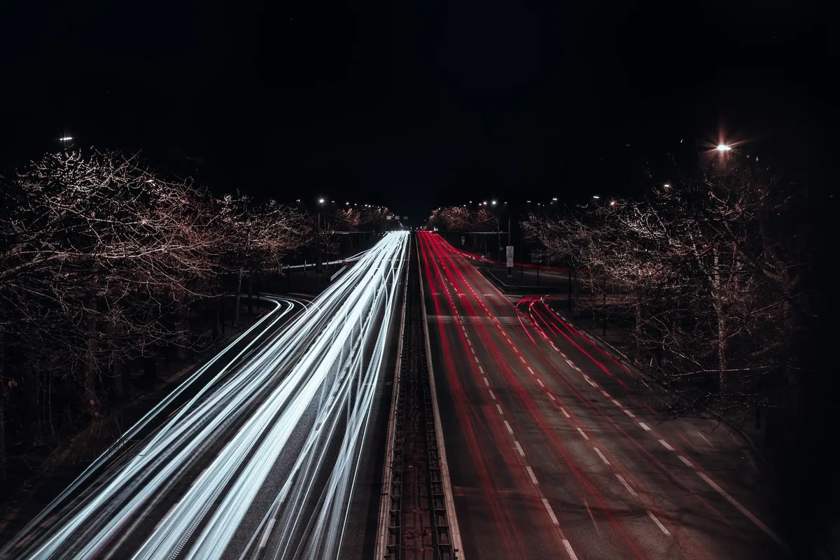 Een vrachtwagen op de snelweg tijdens een nachtrit.